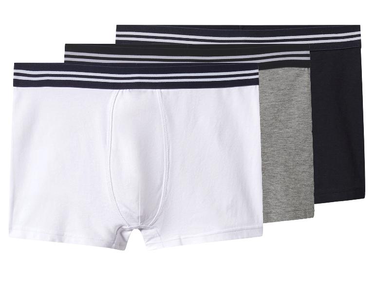 Drei Herren-Boxershorts in Weiß, Grau und Schwarz mit gestreiften Bündchen.