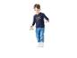 Junge in dunkelblauem Shirt mit Bagger-Print, Jeans und weißen Sneakern, hält ein Spielzeugauto.
