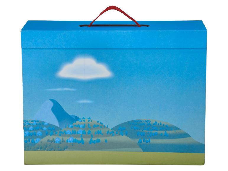 Blaue Box mit rotem Griff und einer Landschaft aus Hügeln mit Häusern und Bäumen