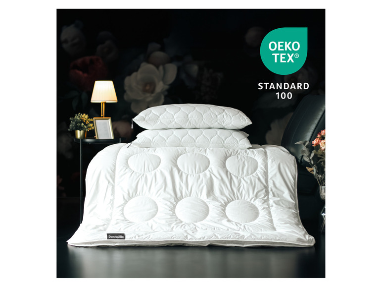 Eine weiße Dunlopillo Decke und ein Kissen mit Oeko-Tex Standard 100 Zertifizierung.