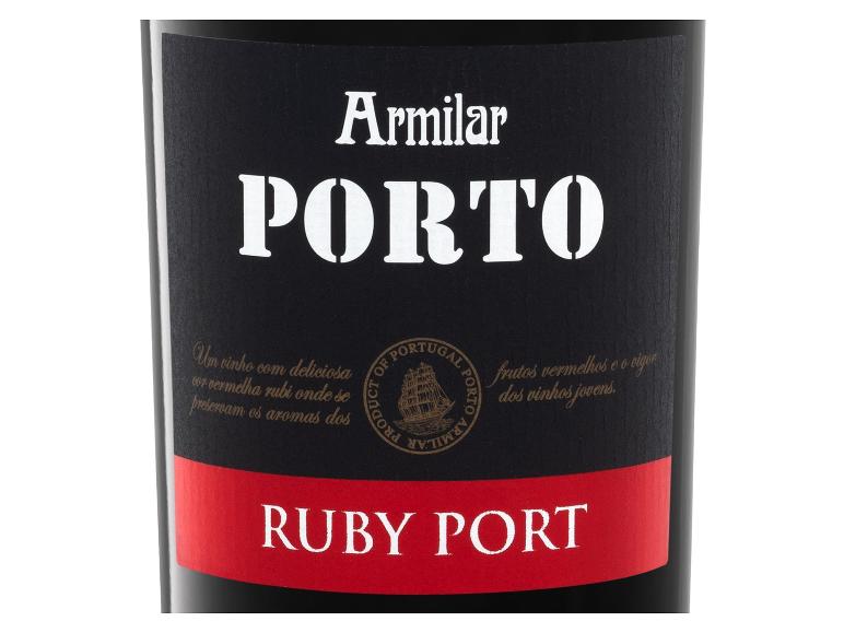 Armilar Ruby Port Weinflasche mit schwarzem Etikett und rotem Text.