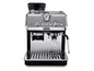 Eine Delonghi La Specialista Espressomaschine mit integriertem Mahlwerk.