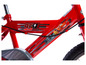 Ein rotes Kinderfahrrad mit Cars-Motiv.