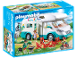 Spielzeug-Wohnmobil mit Spielfiguren und Camping-Zubehör.