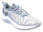 Weiße und graue Schnür-Sportschuhe mit atmungsaktivem Mesh-Design.