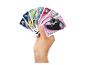 Hand hält einen Fächer Spielkarten mit Zeichentrickfiguren und Zahlen.