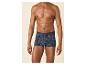 Mann in dunkelblauen Boxershorts mit geometrischem Muster.