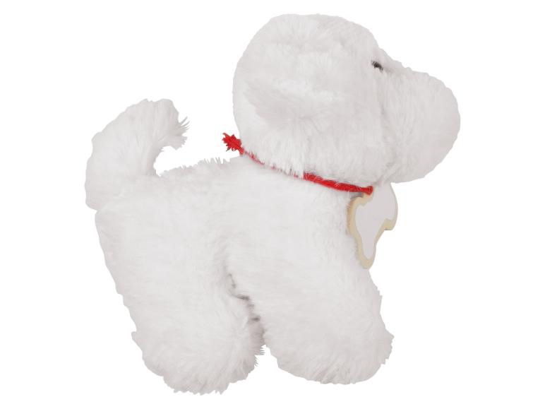 Ein weißer Plüschhund mit einem roten Halsband und einem Holz-Knochenanhänger.