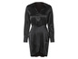 Ein schwarzes Satin-Kleid mit langen Ärmeln.