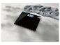 Schwarze SilverCrest Personenwaage mit Digitalanzeige und Handtuch.