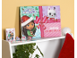 Adventskalender im Puppenhaus-Design mit Mädchen und Katze, sowie Weihnachtsaccessoires.