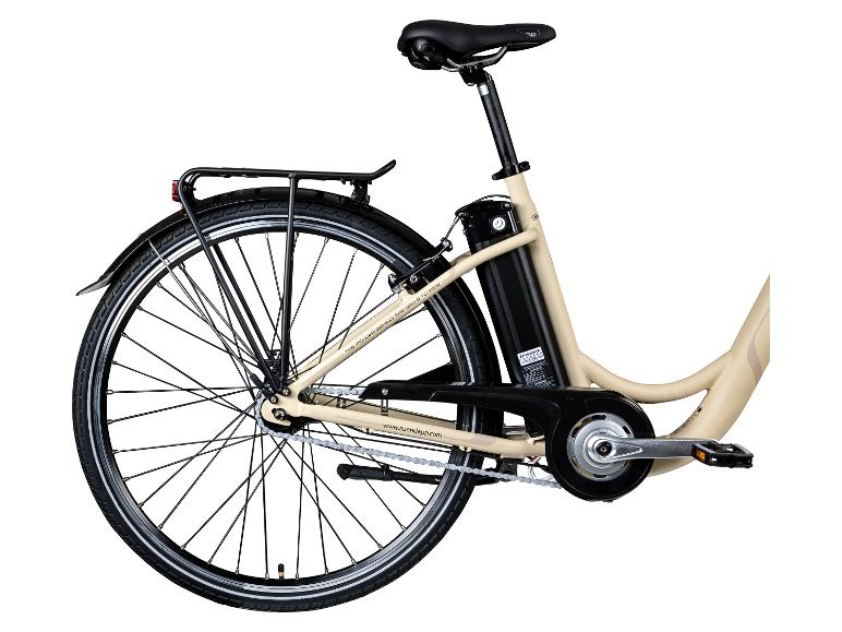 Beiges E-Bike mit Gepäckträger und sichtbarem Akku.