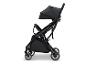 Schwarzer Kinderwagen mit Verdeck und Ablagekorb.