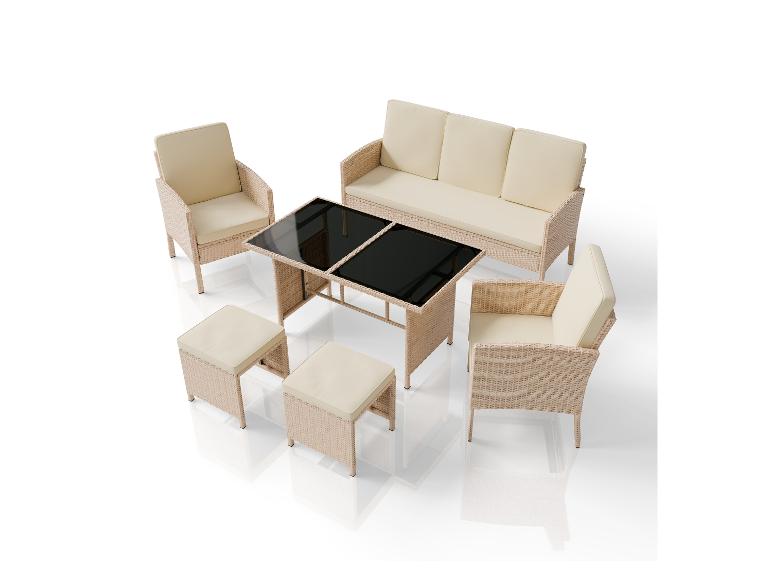 Rattan-Gartenmöbelset mit Dreisitzer-Sofa, zwei Sesseln, zwei Hockern und Couchtisch mit Glasplatte.