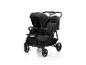 Schwarzer Zwillingskinderwagen mit zwei Sitzen und Verdecken auf weißem Hintergrund.