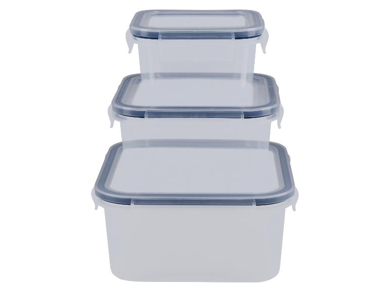 Drei transparente Plastik-Vorratsbehälter mit blauen Deckeln, übereinander gestapelt.