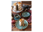 Herbstlicher Kuchen mit einem Stück auf einem Teller, Kaffee und Obst auf einem Holztisch.