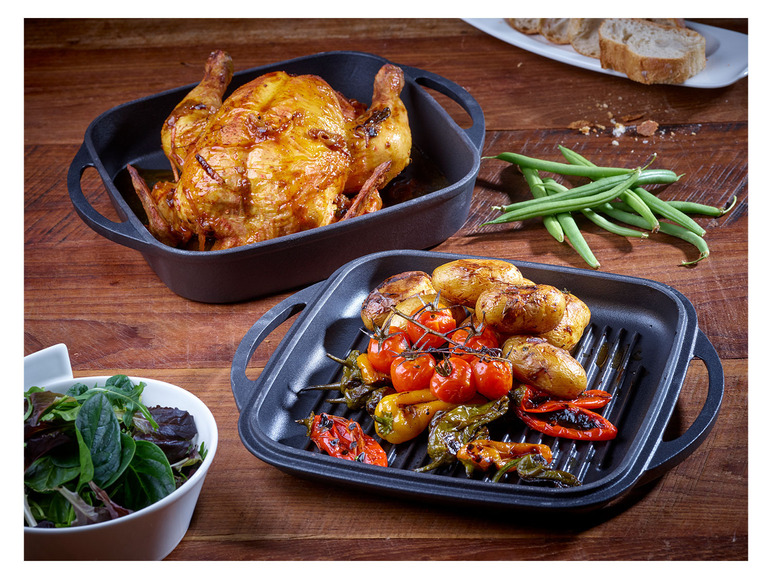 Gegrilltes Hähnchen und Gemüse in einer schwarzen Grillpfanne.