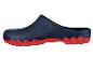 Ein blauer Clog mit roter Sohle