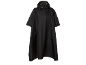 Schwarzer Regenponcho mit glänzender Kapuze und kurzen Ärmeln.