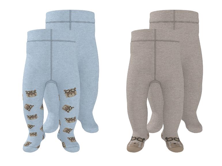 Zwei Paar Baby-Strumpfhosen, eine blaue mit Bären und eine beige mit Bärengesichtern an den Füßen.