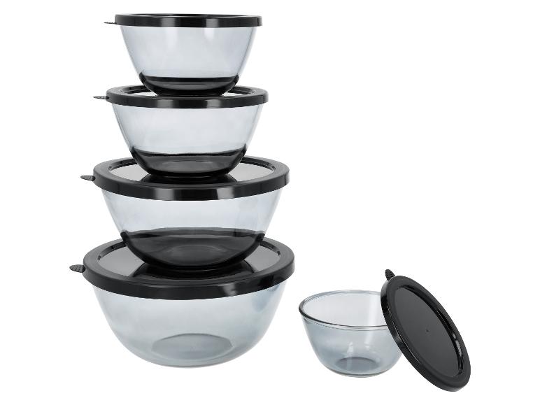 Set aus fünf Glasschüsseln mit schwarzen Deckeln, gestapelt.
