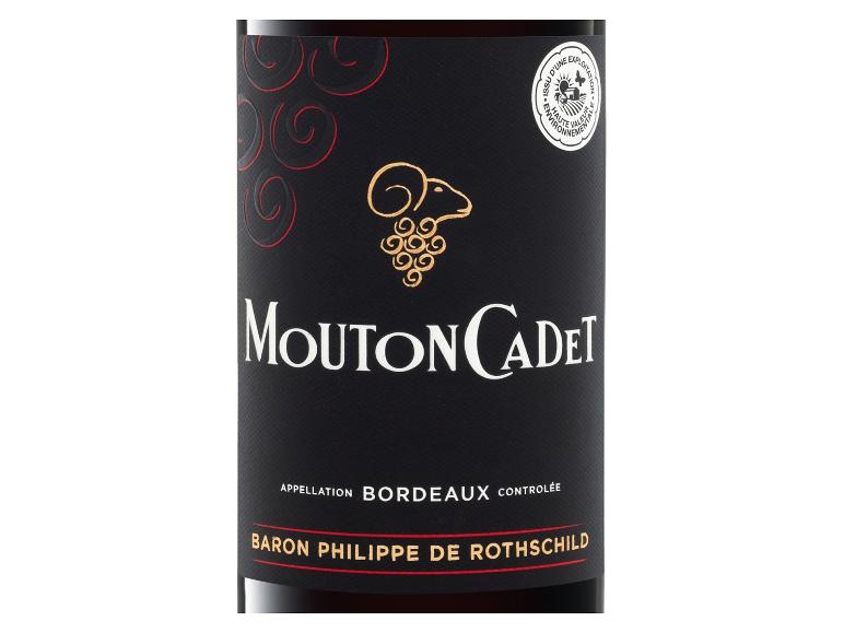 Mouton Cadet Bordeaux Rotwein von Baron Philippe de Rothschild mit Schaf und Trauben auf dem Etikett.