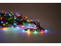 Mehrfarbige Weihnachtsbeleuchtung mit Tannenzweigen.