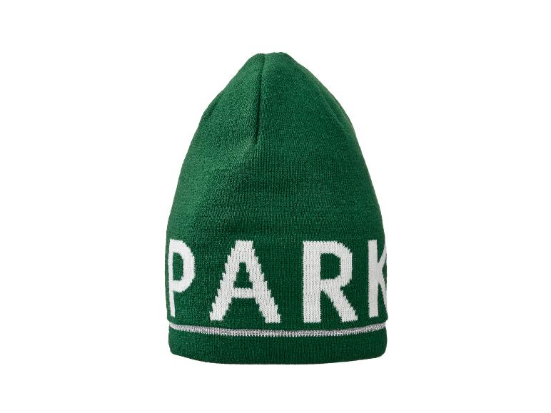 Eine grüne Strickmütze mit weißem 'PARK'-Schriftzug.
