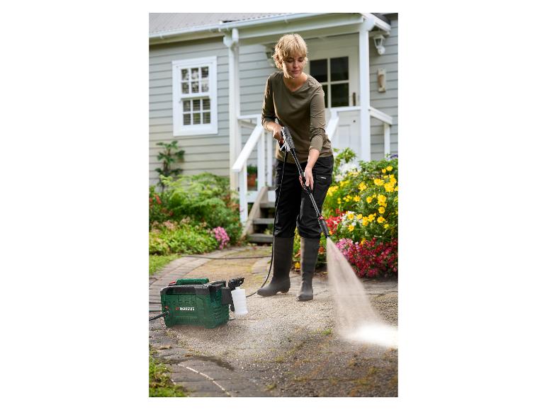 Frau reinigt eine Auffahrt mit einem Parkside Hochdruckreiniger.