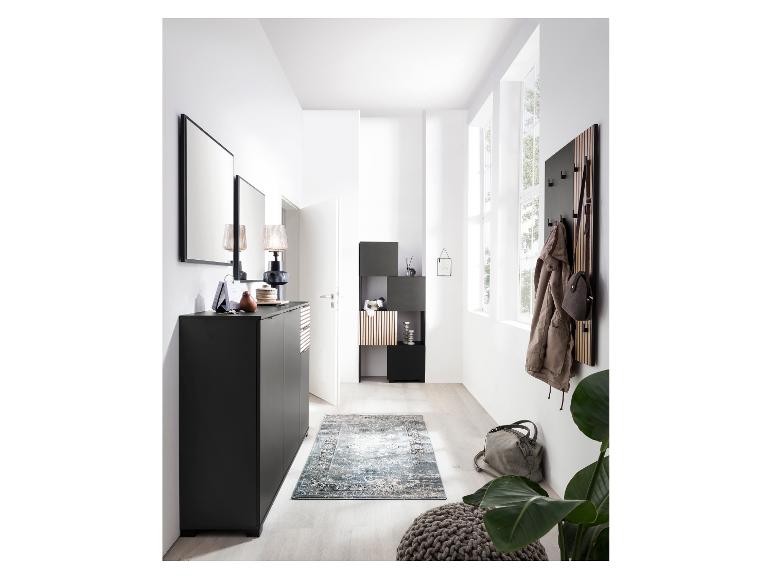 Moderner Flur mit schwarzen Möbeln, Spiegeln, Garderobe und gemustertem Teppich.