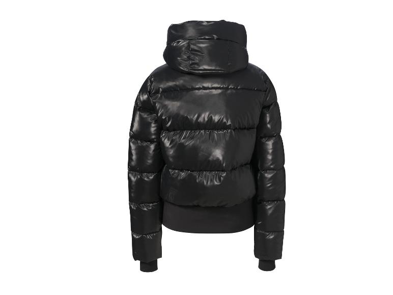 Eine schwarze Daunenjacke mit Kapuze.