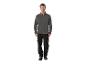 Mann in grauer Fleecejacke und schwarzer Arbeitshose.