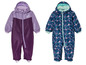 Zwei Kinder-Overalls, einer lila und einer mit Blumenmuster.