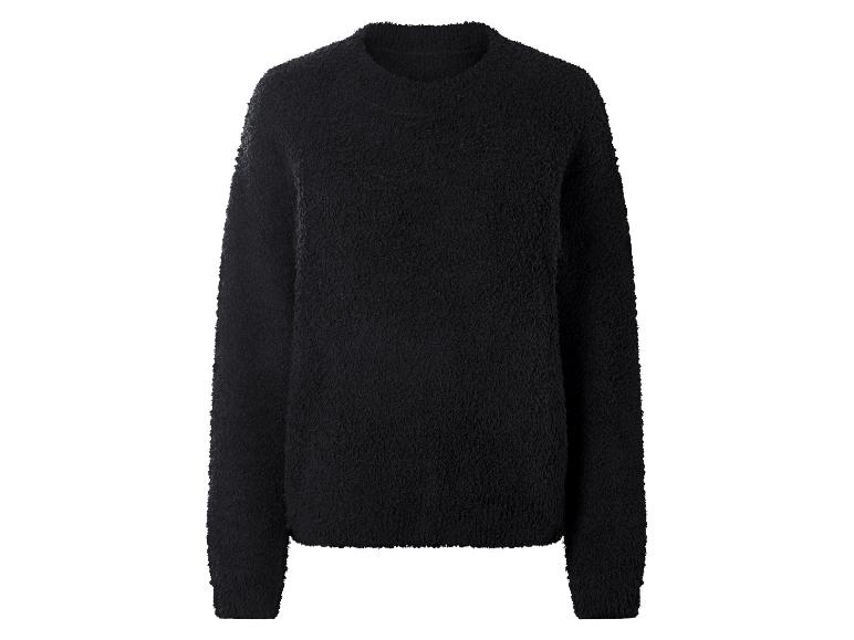 Schwarzer flauschiger Pullover auf weißem Hintergrund.