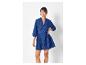 Blaues Kleid mit Blumenmuster, Boho-Stil.
