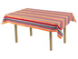 Ein Tisch mit einer orange-rot-grauen gestreiften Tischdecke.