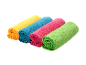 Gerollte Mikrofasertücher in Gelb, Blau, Pink und Grün