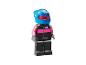 Lego Minifigur mit blauem Helm und schwarz-rosa Rennanzug