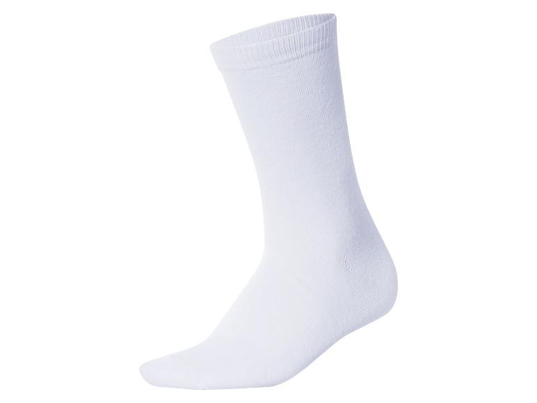 Weißer Socken auf weißem Hintergrund