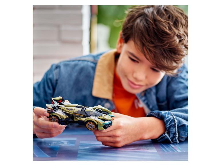Ein Kind hält ein LEGO® Technic™ McLaren Senna Modell.