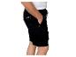 Mann in schwarzen Arbeitsshorts mit Seitentaschen und Kordelzug.
