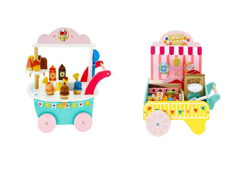 Zwei hölzerne Spielzeugwagen: ein Eiswagen mit Eis am Stiel und Waffeln und ein Süßigkeitenladenwagen.