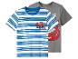 Zwei kurzärmelige Kinder-T-Shirts: eines weiß-blau gestreift mit rotem Rennwagen, eines grau mit rotem Rennwagen.