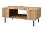 Heller Couchtisch aus Holz mit Lamellen an den Seiten und offenem Stauraum, auf schwarzen Beinen.