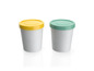 Zwei weiße Becher mit gelbem und grünem Deckel.