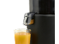 Entsafter, der Orangensaft in ein Glas füllt.