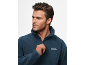 Mann in blauem Fleece-Pullover mit Reißverschluss, blickt zur Seite.
