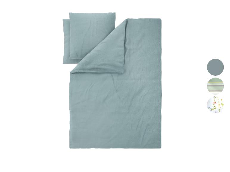 Hellblaues strukturiertes Bettwäsche-Set mit Kissenbezug und Bettbezug, mit Farb- und Musterproben.