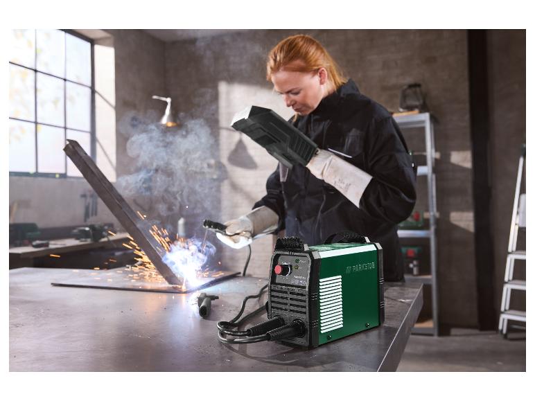 PARKSIDE Inverter-Schweißgerät PISG 120 D5 im Einsatz in einer Werkstatt.